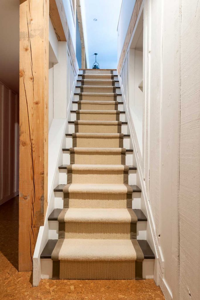 Können Sie einen Läufer auf eine mit Teppich ausgelegte Treppe stellen?