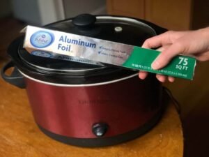 Können Sie Aluminiumfolie in einen Crock Pot legen?  Ist es sicher?