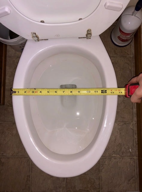 Messen Sie die Breite des Toilettensitzes