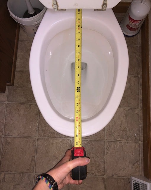 Messen Sie die Länge des Toilettensitzes