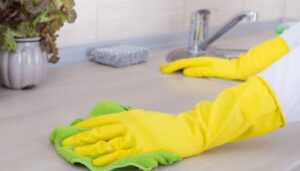 Wie entferne ich Flecken von Küchenarbeitsplatten?