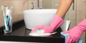 Wie reinigt man Marmorplatten im Badezimmer?