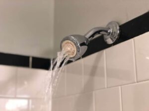 Wasser kommt nicht richtig aus dem Duschkopf (Ursachen und Lösungen)