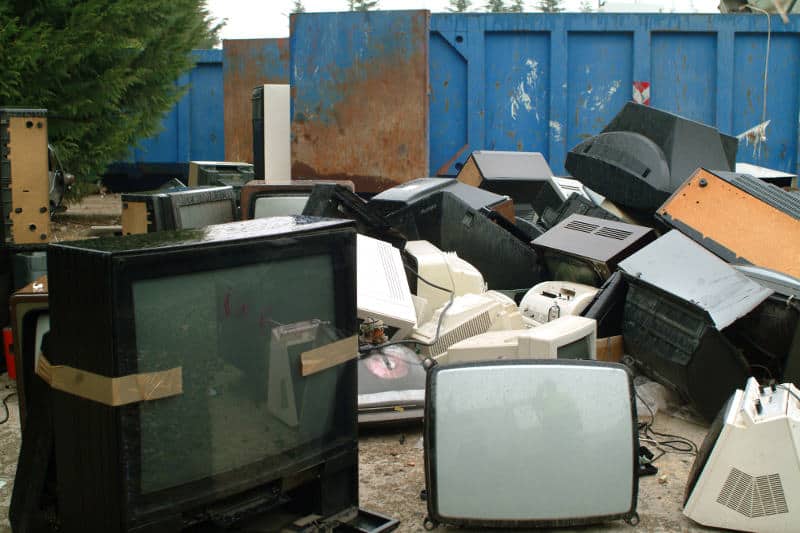 Alte Fernseher auf einer Deponie zum Recycling.