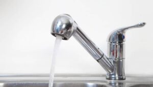 Was verursacht niedrigen Wasserdruck im Waschbecken?